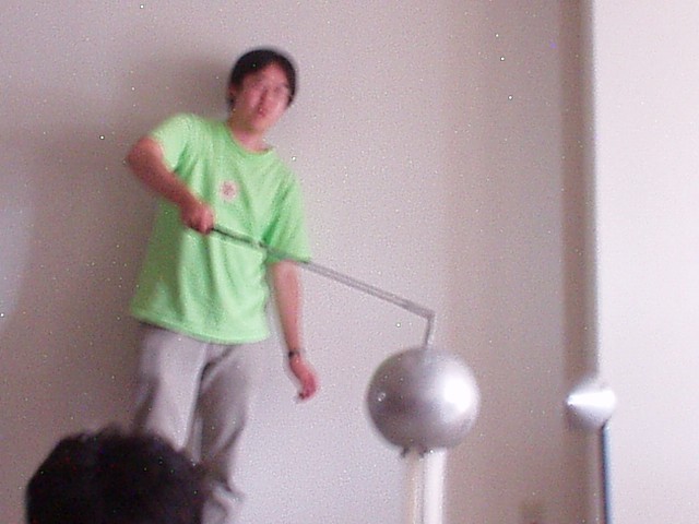 静電気を出しています